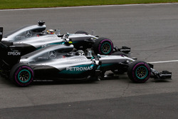 Lewis Hamilton, Mercedes AMG F1 W07 Hybrid en teamgenoot Nico Rosberg, Mercedes AMG F1 W07 Hybrid ti
