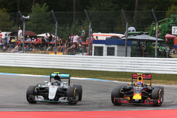 Нико Росберг, Mercedes AMG F1 W07 Hybrid и Макс Ферстаппен, Red Bull Racing RB12 - борьба за позицию