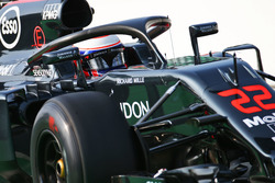 Jenson Button, McLaren MP4-31, mit Cockpitschutz Halo