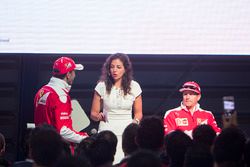 Kimi Raikkonen, Ferrari, Giselle Zarur Maccise reportera F1 Latinoamerica y Marc Gene, Piloto de prueba, Scuderia Ferrari en el Shell Eco-marathon cars