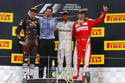 Sieger Lewis Hamilton, Mercedes AMG F1 auf dem Podium mit dem 2. Max Verstappen, Red Bull Racing und