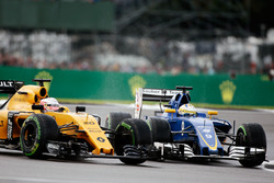 (Da sx a dx): Kevin Magnussen, Renault Sport F1 Team RS16 e Marcus Ericsson, Sauber C35 lottano per