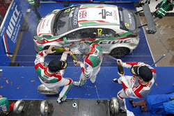 Подиум: победитель - Роб Хафф, Honda Racing Team JAS, Honda Civic WTCC, второе место - Норберт Михел