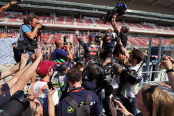 Победитель гонки Макс Ферстаппен, Red Bull Racing празднует с фанатами