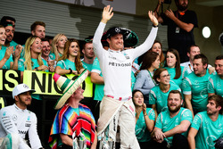 1. Lewis Hamilton, Mercedes AMG F1, und 2. Nico Rosberg, Mercedes AMG F1, feiern mit dem Team