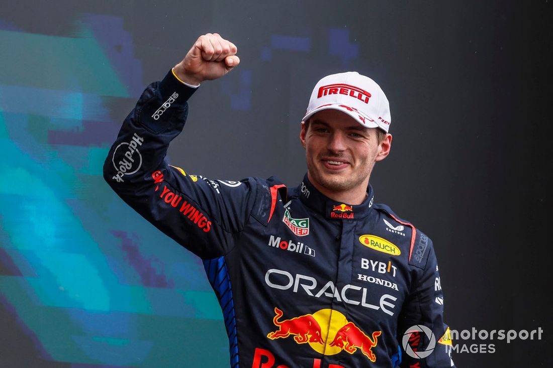 Max Verstappen, Red Bull Racing, 1. miejsce, świętuje na podium