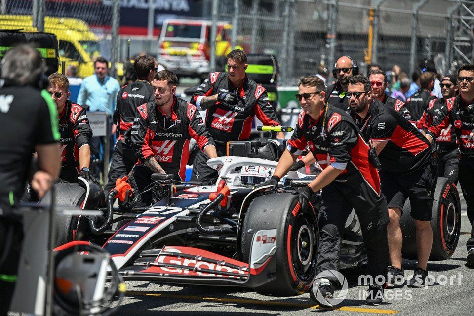 Mechanicy wprowadzają Nico Hulkenberga, Haas VF-24, na pole startowe