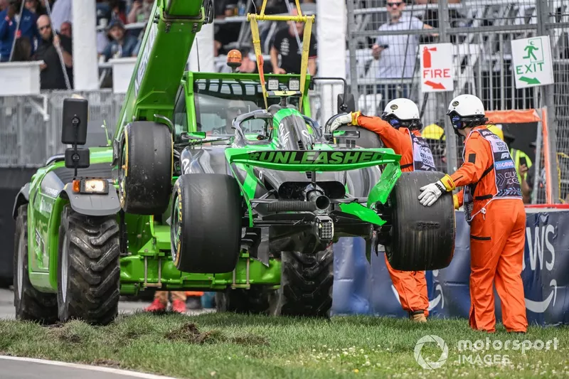 Les commissaires dégagent la voiture de Zhou Guanyu, Stake F1 Team Kick Sauber C44, qui a chuté pendant les essais libres. 