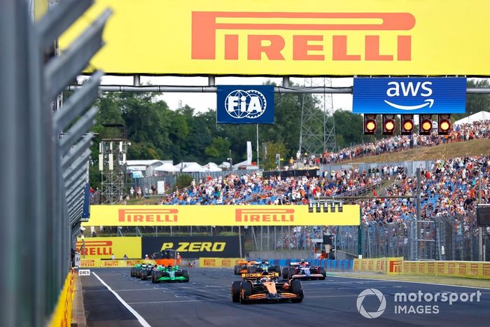 Lando Norris, McLaren MCL38, Yuki Tsunoda, RB F1 Team VCARB 01, Valtteri Bottas, Stake F1 Team Kick Sauber C44, otros practican sus procedimientos de salida de carrera al final de la FP2.