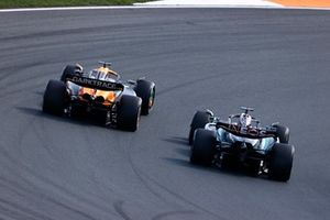 Oscar Piastri, McLaren MCL38, adelanta a George Russell, Mercedes F1 W15
