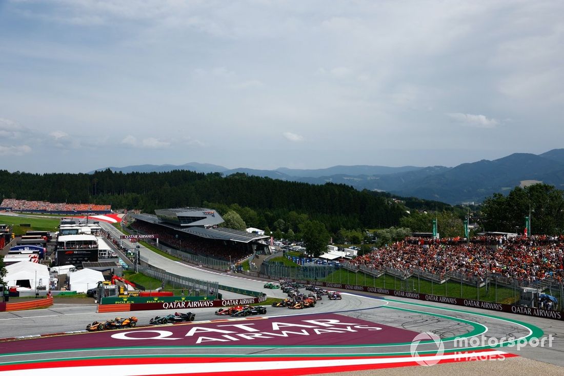 Lando Norris, McLaren MCL38, George Russell, Mercedes F1 W15, Carlos Sainz, Ferrari SF-24, Lewis Hamilton, Mercedes F1 W15, el resto de la parrilla en la primera vuelta.