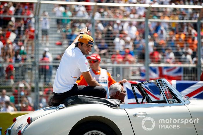 Carlos Sainz Jr, McLaren, en el desfile de pilotos