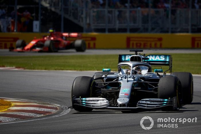 Lewis Hamilton, Mercedes AMG F1 W10, por delante de Charles Leclerc, Ferrari SF90