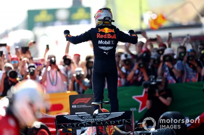 Ganador de la carrera Max Verstappen, Red Bull Racing celebra en Parc Ferme