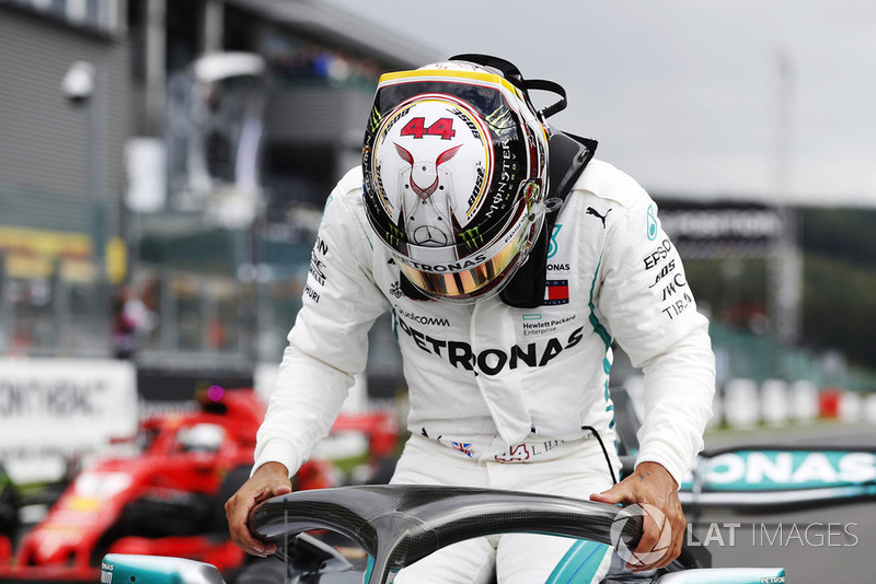 Il poleman Lewis Hamilton, Mercedes AMG F1, esce dalla sua monoposto, davanti a Sebastian Vettel, Ferrari SF71H