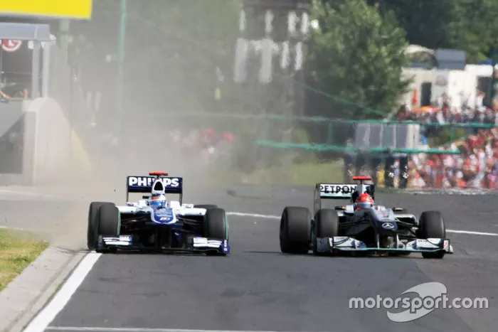Michael Schumacher, Mercedes GP MGP W01 y Rubens Barrichello, Williams FW32