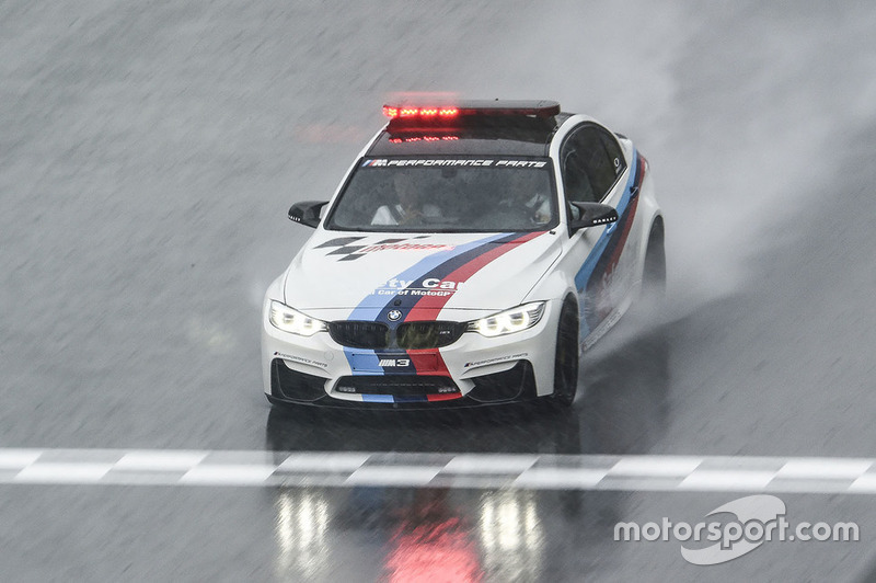 Автомобіль безпеки BMW перевіряє стан траси