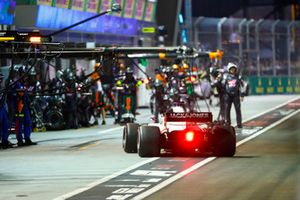 Romain Grosjean, Haas F1 Team VF-18, pitstop