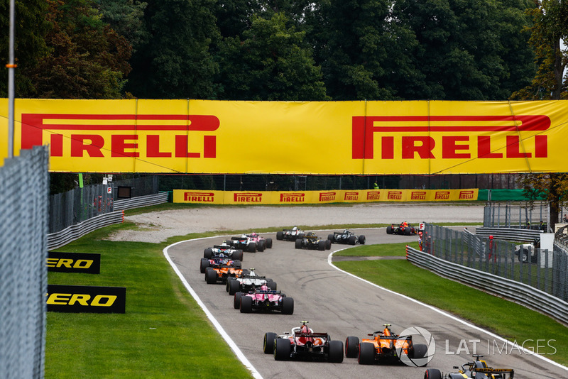 Sergey Sirotkin, Williams FW41, Sergio Perez, Racing Point Force India VJM11, Charles Leclerc, Sauber C37, and Stoffel Vandoorne, McLaren MCL33, chase the pack at the start
