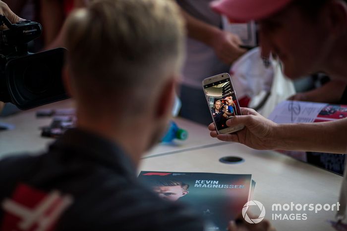 Kevin Magnussen, Haas F1 Team se hace un selfie con un fan