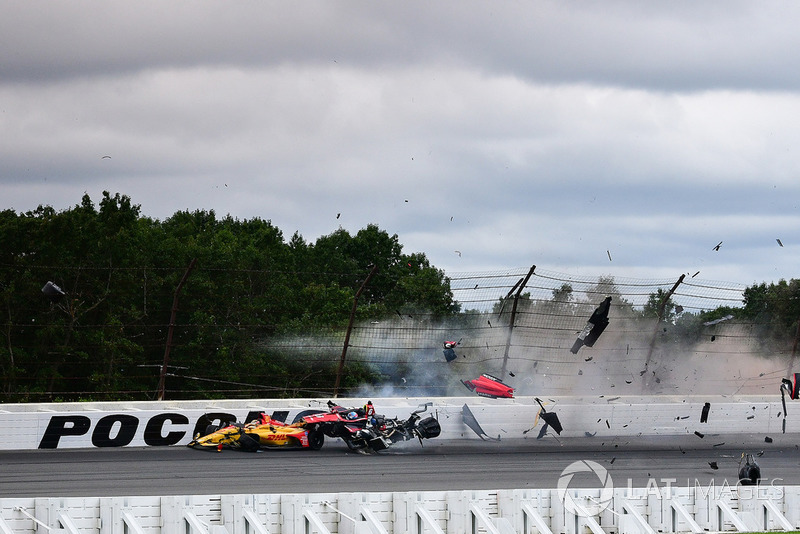 El accidente entre Robert Wickens, Schmidt Peterson Motorsports Honda, James Hinchcliffe, Schmidt Peterson Motorsports Honda, Ryan Hunter-Reay, Andretti Autosport Honda, Pietro Fittipaldi, Dale Coyne Racing Honda