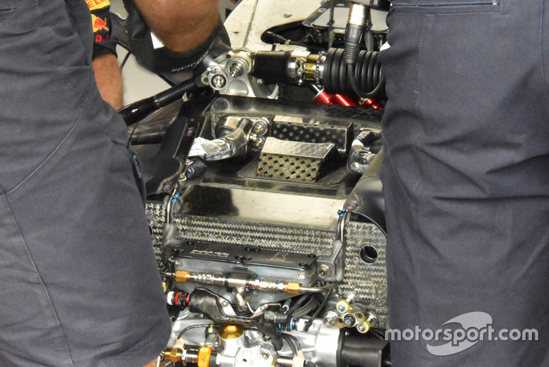 Red Bull Racing RB14, dettaglio della sospensione anteriore