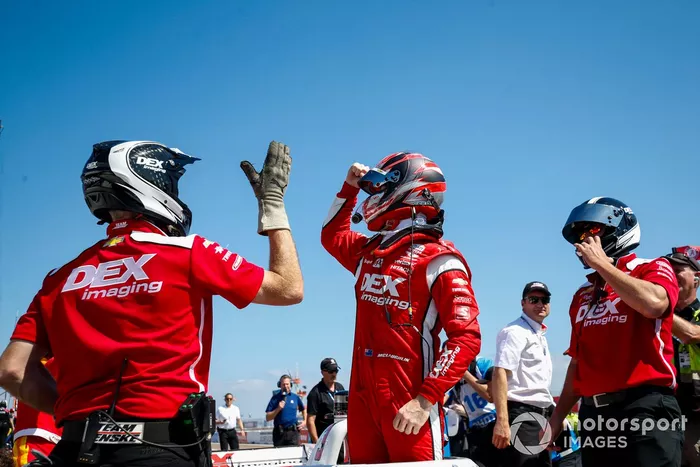 El piloto Scott McLaughlin, del Team Penske Chevrolet, celebra su pole position
