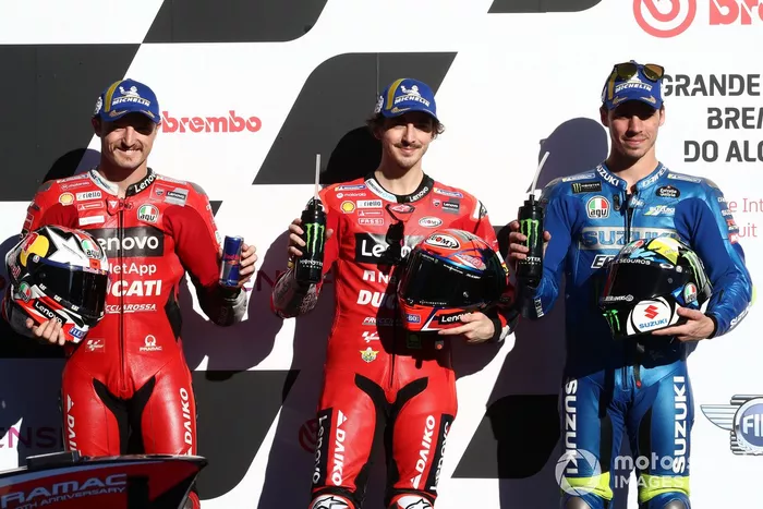 Los tres primeros de la calificación: ganador de la pole Francesco Bagnaia, Ducati Team, segundo Jack Miller, Ducati Team, tercero Joan Mir, Team Suzuki MotoGP