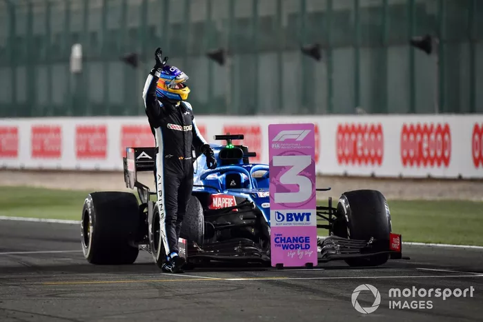 Fernando Alonso, Alpine A521, tercer clasificado del GP de Qatar, lo celebra en la recta principal