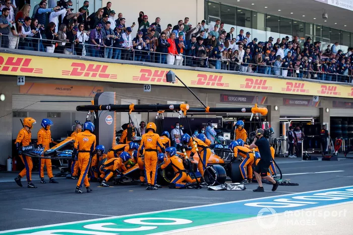 Daniel Ricciardo, McLaren MCL35M, cambia su alerón delantero en boxes