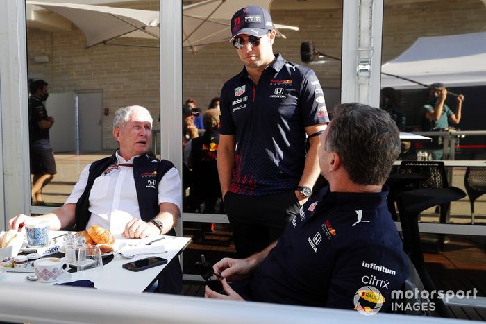 Helmut Marko, asesor, Red Bull Racing, Sergio Pérez, Red Bull Racing y Christian Horner, director del equipo, Red Bull Racing