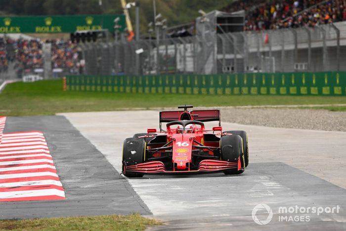 Charles Leclerc, Ferrari SF21, hace un trompo