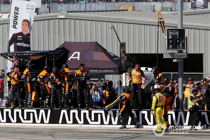 Los mecánicos de Patricio O'Ward, Arrow McLaren SP Chevrolet, celebrando la victoria