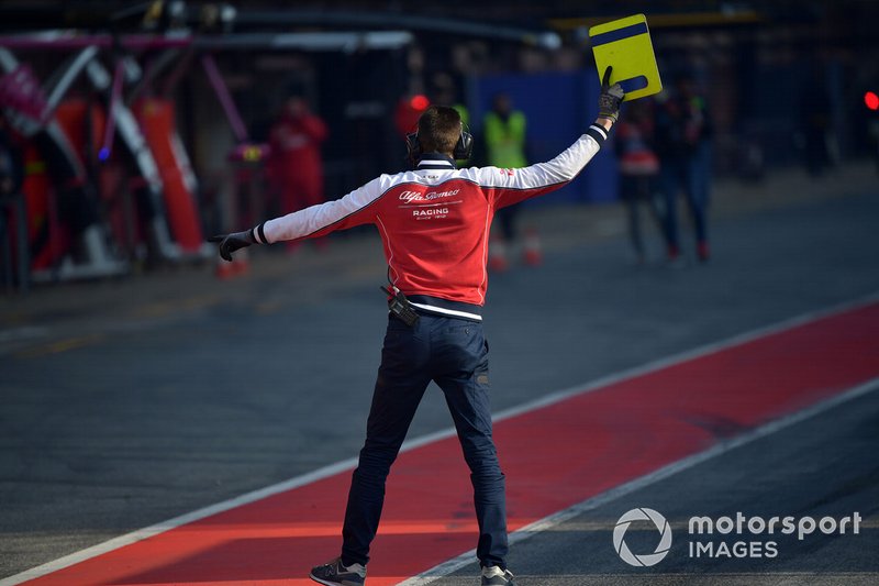 Alfa Romeo Racing mechanic in pit lane