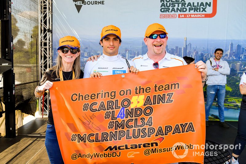 Carlos Sainz Jr., McLaren, posa con fans