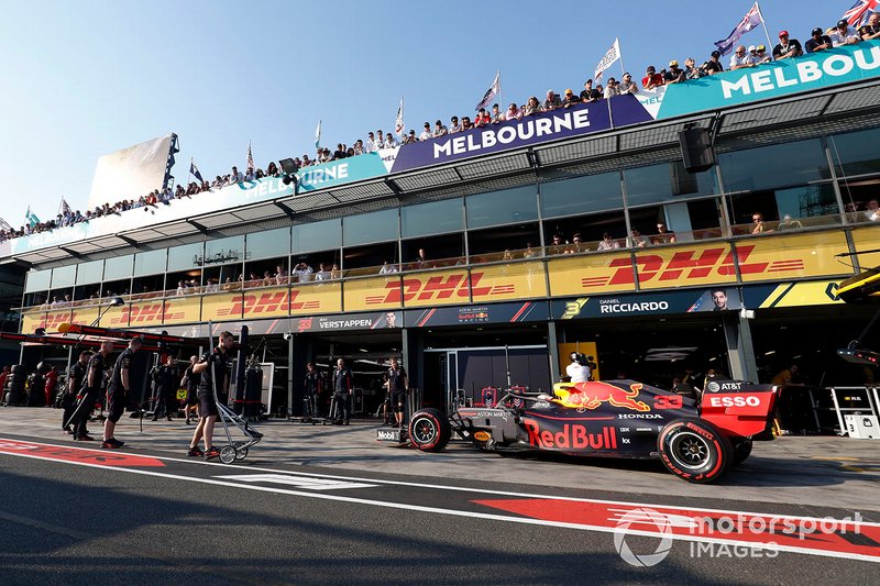 Max Verstappen, Red Bull Racing RB15, arriva al suo box