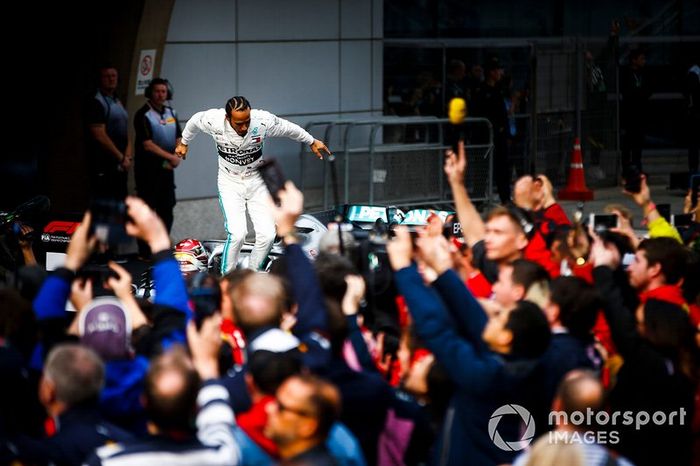 Lewis Hamilton, Mercedes AMG F1, celebra en el pitlane