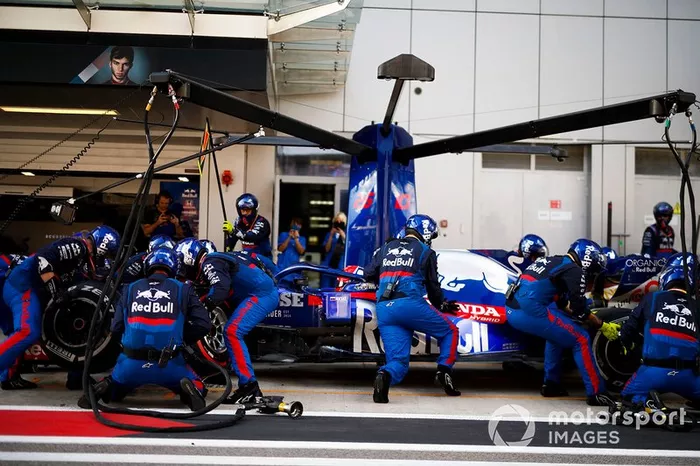 Pierre Gasly, Toro Rosso STR14, pit stop