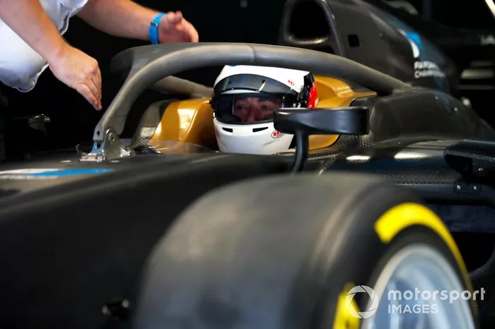 Jean Alesi prueba los nuevos neumáticos Pirelli de 18 pulgadas para las próximas temporada de F2 
