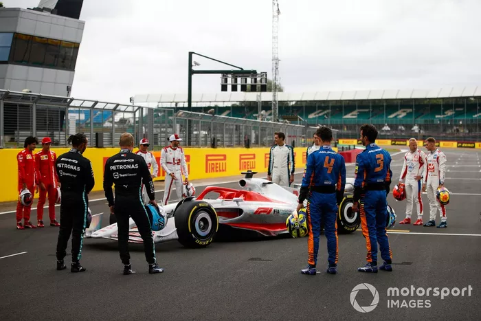 Carlos Sainz Jr., Ferrari, Charles Leclerc, Ferrari, Lewis Hamilton, Mercedes, Valtteri Bottas, Mercedes, Kimi Raikkonen, Alfa Romeo Racing, Antonio Giovinazzi, Alfa Romeo Racing, George Russell, Williams, Nicholas Latifi, Williams, Lando Norris, McLaren, Daniel Ricciardo, McLaren, Nikita Mazepin, Haas F1 y Mick Schumacher, Haas F1 en el evento de lanzamiento del coche de Fórmula 1 de 2022 en la parrilla de Silverstone