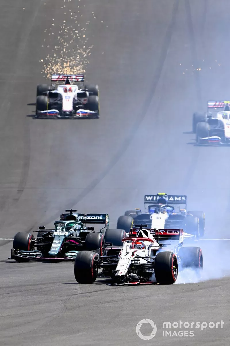 Kimi Raikkonen, Alfa Romeo Racing C41, con l'ala frontale danneggiata
