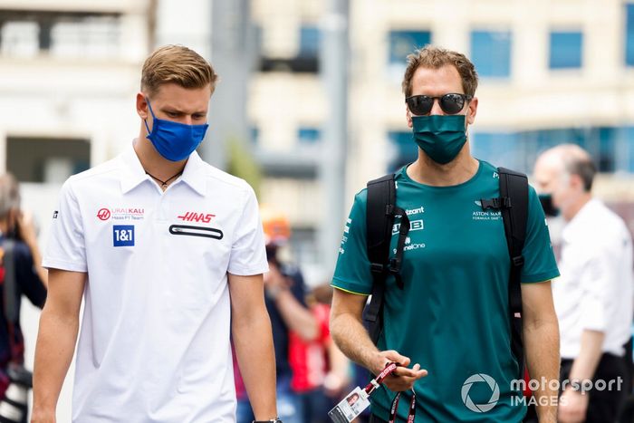 Mick Schumacher, Haas F1 y Sebastian Vettel, Aston Martin 