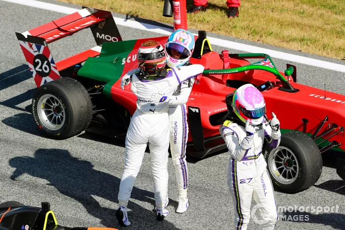 Tercer lugar Fabienne Wohlwend, segundo lugar Sarah Moore, y la ganadora Alice Powell celebran en Parc Ferme