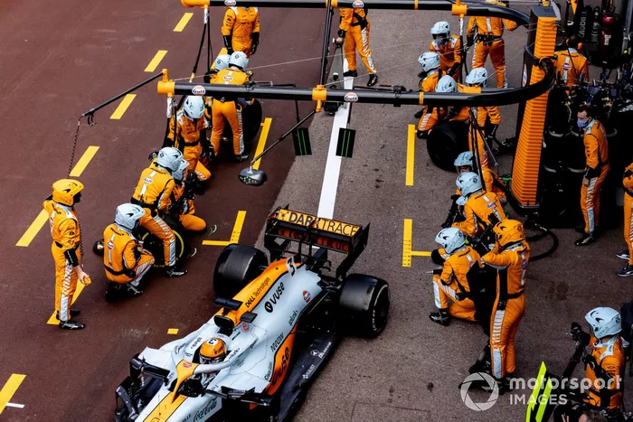 Daniel Ricciardo, McLaren MCL35M pit stop