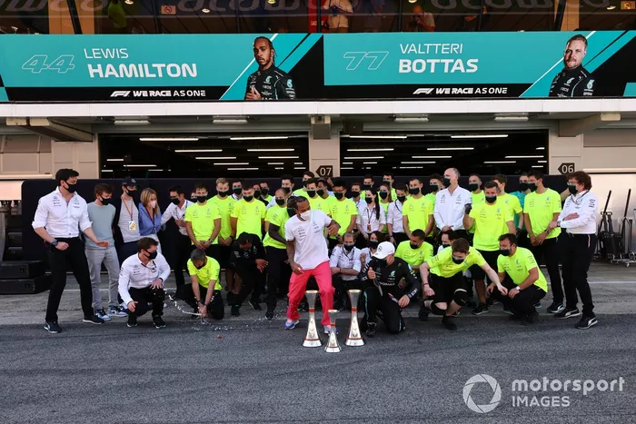 Lewis Hamilton, Mercedes, primera posición, Valtteri Bottas, Mercedes, tercera posición, y el equipo de Mercedes celebra la victoria
