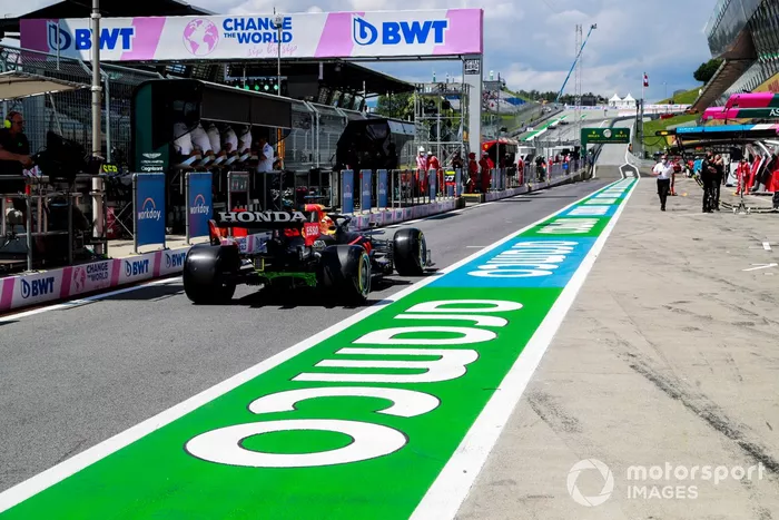 Max Verstappen, Red Bull Racing RB16B, en el pitlane