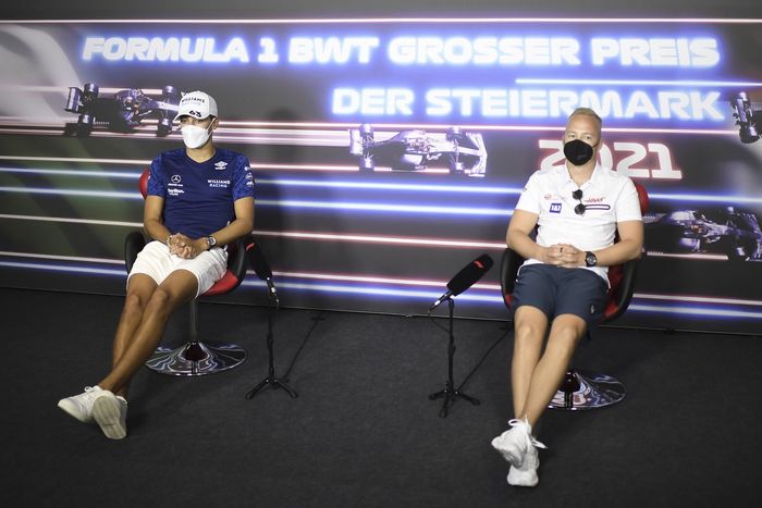 George Russell, Williams, Nikita Mazepin, Haas F1 en la conferencia de prensa