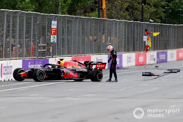 Max Verstappen, Red Bull Racing RB16B, da una patada a su coche tras estrellarse
