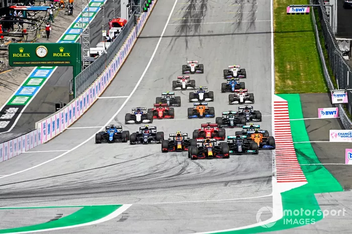 Arrancada Max Verstappen, Red Bull Racing RB16B, Lewis Hamilton, Mercedes W12, Lando Norris, McLaren MCL35M, Sergio Pérez, Red Bull Racing RB16B, Valtteri Bottas, Mercedes W12 y el resto del pelotón