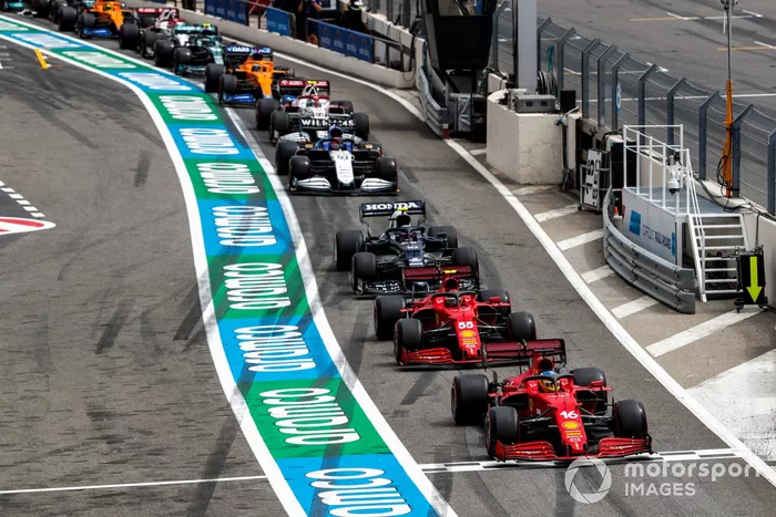 Charles Leclerc, Ferrari SF21, Carlos Sainz Jr., Ferrari SF21, Pierre Gasly, AlphaTauri AT02, encabezan la fila para salir de los boxes tras la bandera roja en la Q1
